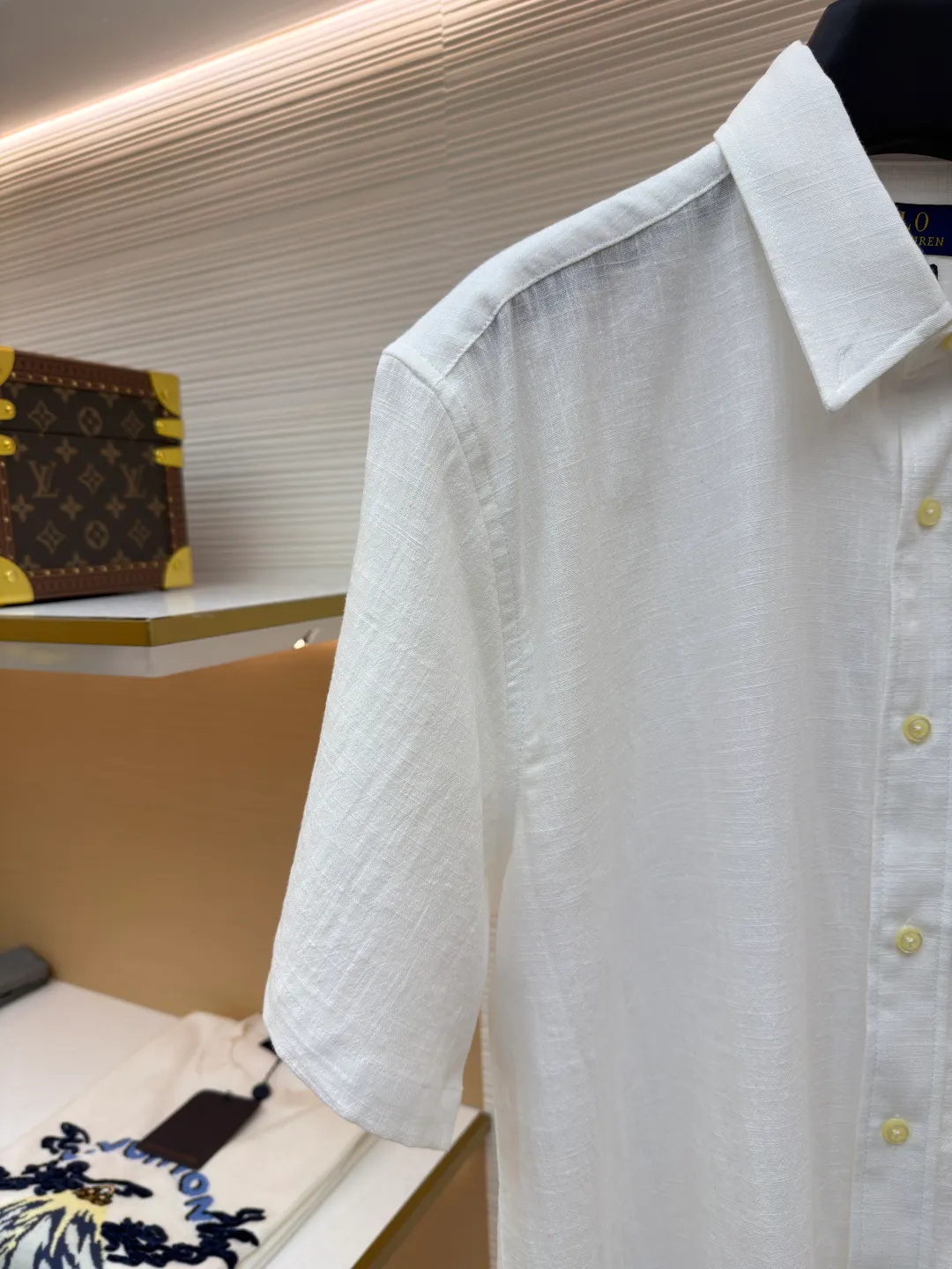 Ralph Lauren logo embroidered short-sleeved shirt ●Original version: Purchased and developed at 1590 ●Item number: 1682559-A20 ●Material: linen cotton plain fabric ●Technology: made with side-turned embedded stitching ●Color: white ●Version: Fitted version ●Weight: about 170 grams ●Size: S-M-L-XL ●Description: Selected high-quality linen cotton plain fabric has natural texture and breathability, tight and smooth Comfortable and close to the skin. Elegantly presented with a touch of deep black. The iconic red pony embroidery is like a smart musical note dancing on the black canvas. Simple but highly recognizable. The clever design of the outer I-shaped pleated split back yoke adds a sense of agility and elegance. The minimalist shape contains the soul of fashion. Imported machine embroidery technology is used. Advanced computer control systems and sophisticated mechanical components are used to achieve the iconic pony embroidery operation with high precision. The lines are smooth and delicate, using the side-turning and embedded stitching process. It is smooth and tidy. The whole fabric has been carefully washed. It has a better hand feel and texture. It is not easy to deform, shrink or fade, and maintains long-term beauty. The overall wiring is straight and delicate, the fabric is comfortable and soft, and the color is consistent without color difference. It can be matched with the same style to create a fashionable look and control various occasions. Customized accessories, complete with three standards, same style for men and women!